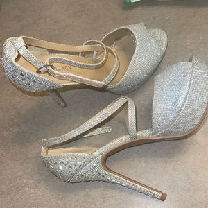 8.5 silver heels. Brand: delicacy.